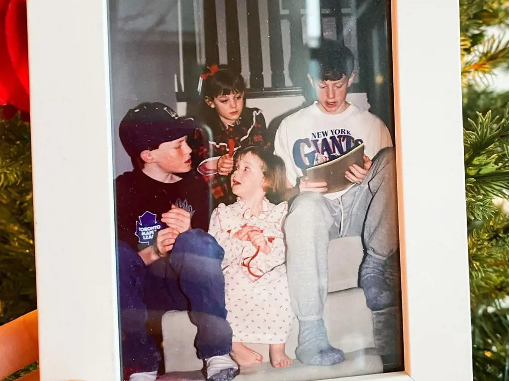 An adorable childhood picture of Tessa Virtue with her siblings.