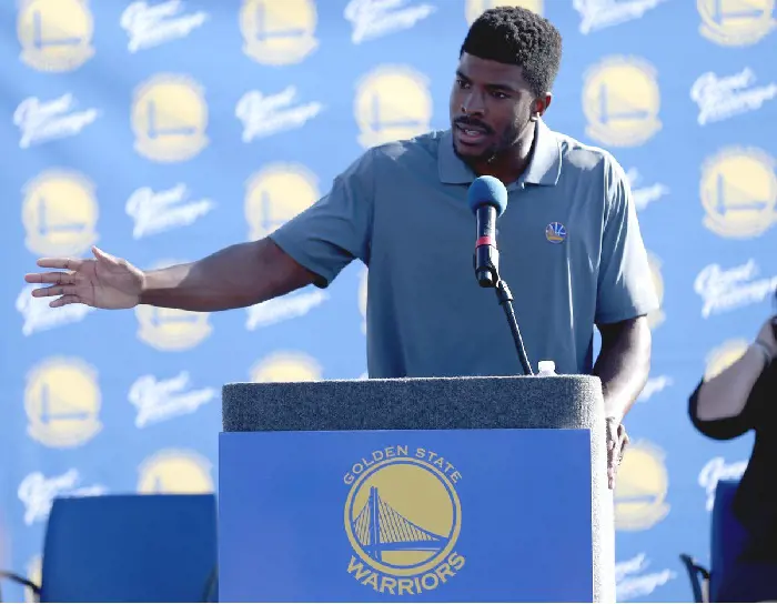 Kelenna Azubuike signed a contract with Golden State Warriors.
