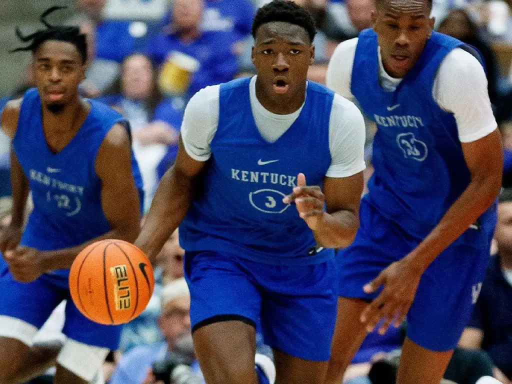 Adou Thiero plays as a number 3 combo guard for the Kentucky Wildcats.