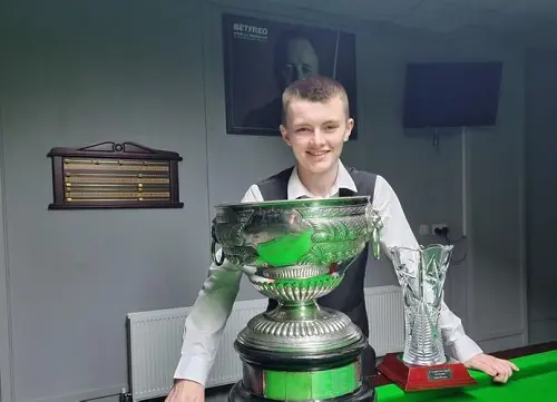 Robbie McGuigan poses with his Northern Ireland Amatuer Snooker Champion Trophy in 2021