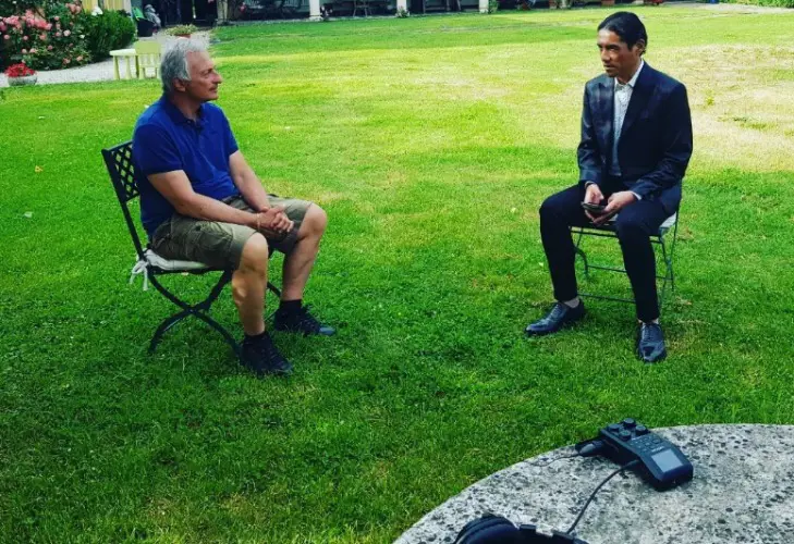 Riccardo Patrese gets interviewed by an japanese interviewer named Yutaka Yamagishi.