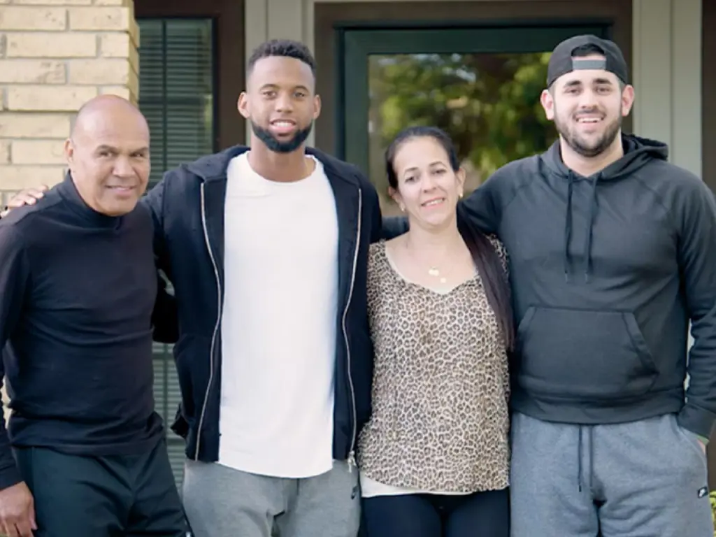 Kellyn Acosta photographed with the da Silva family. 