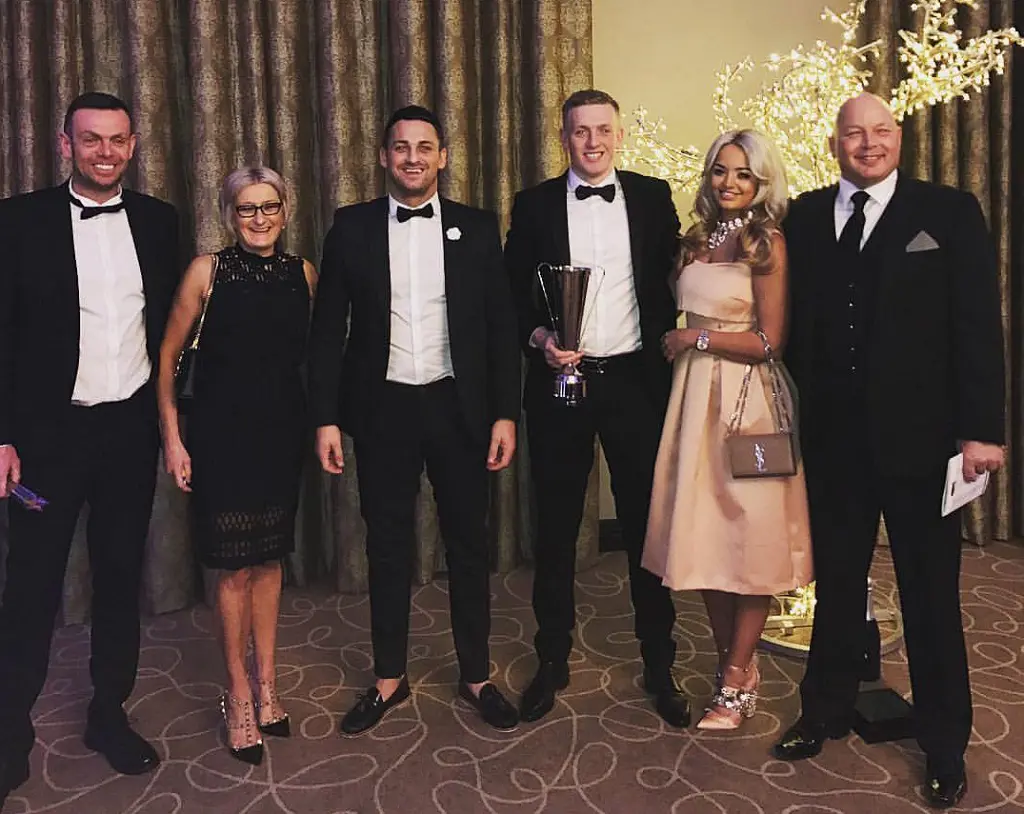 Jordan Pickford with his family in 2017. His brother Richard uploaded the picture after Jordan was awarded with an honor.