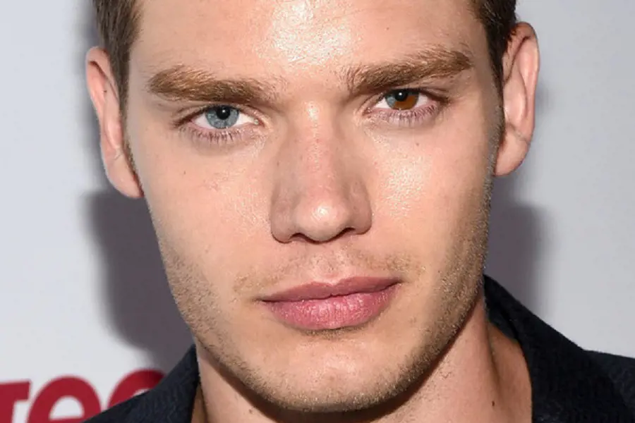 Dominic Sherwood Eyes are different in color
