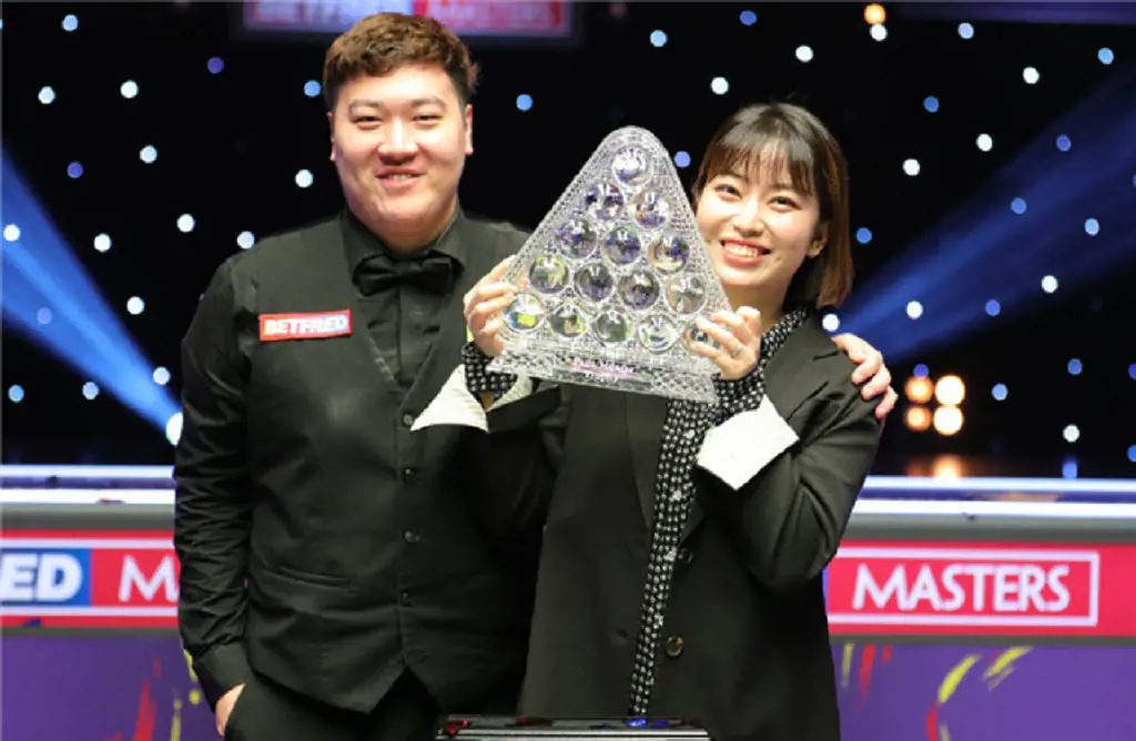  Yan Bingtao with his girlfriend after wining a trophy