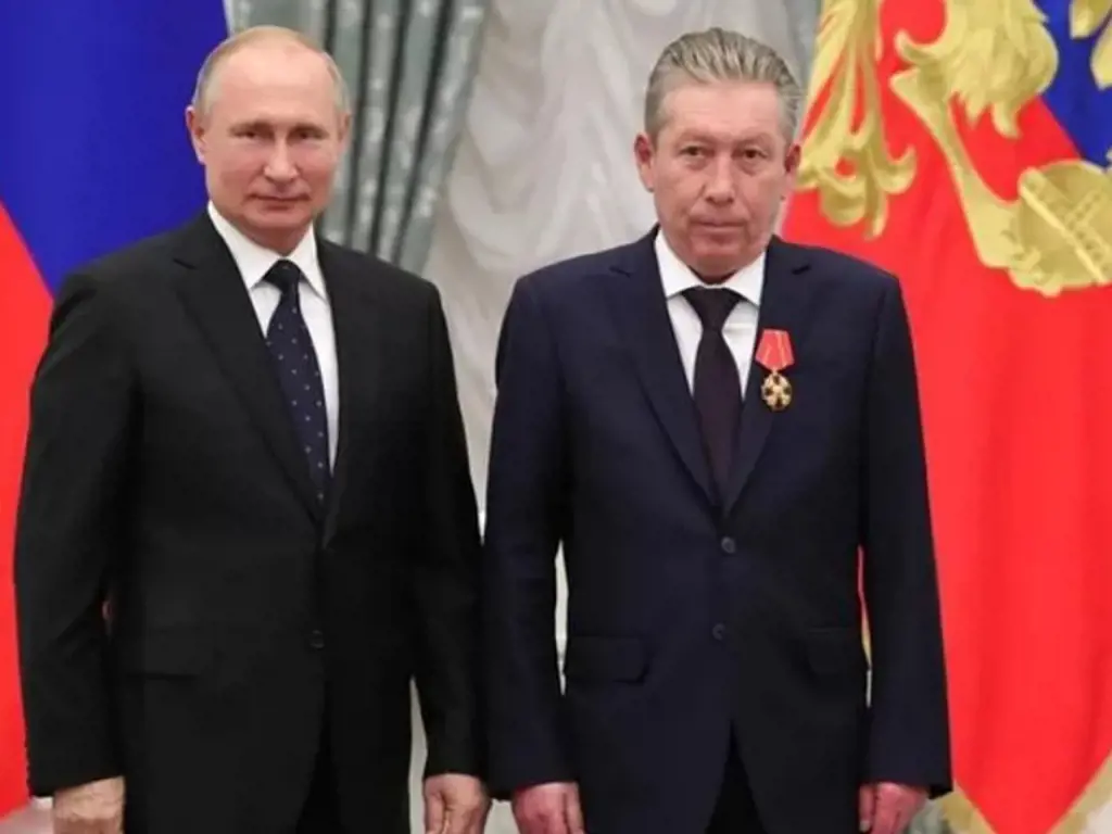 President Vladimir Putin awarded Ravil Maganov with a lifetime achievement award in 2019 for his excellence.