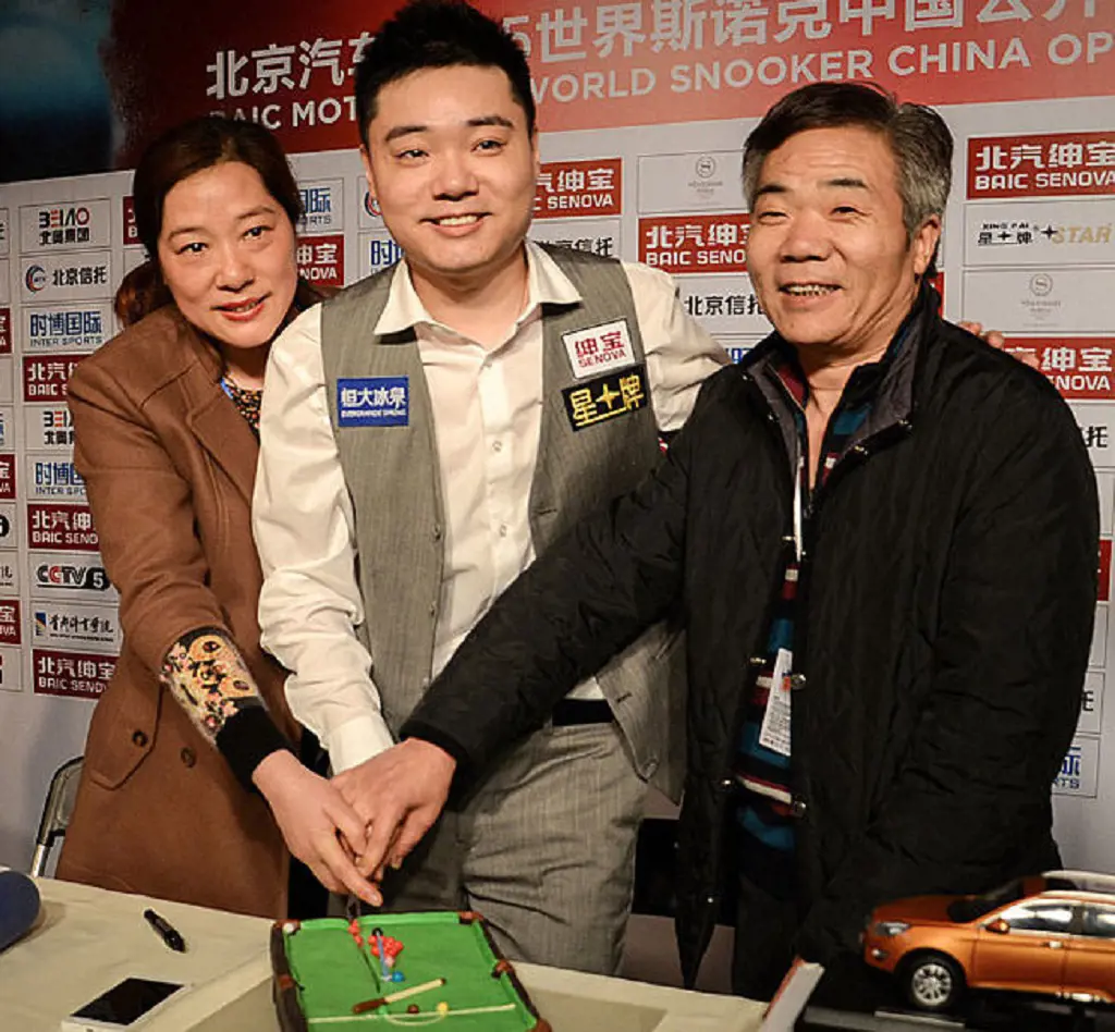  Yan Bingtao with his parents celebrating his win