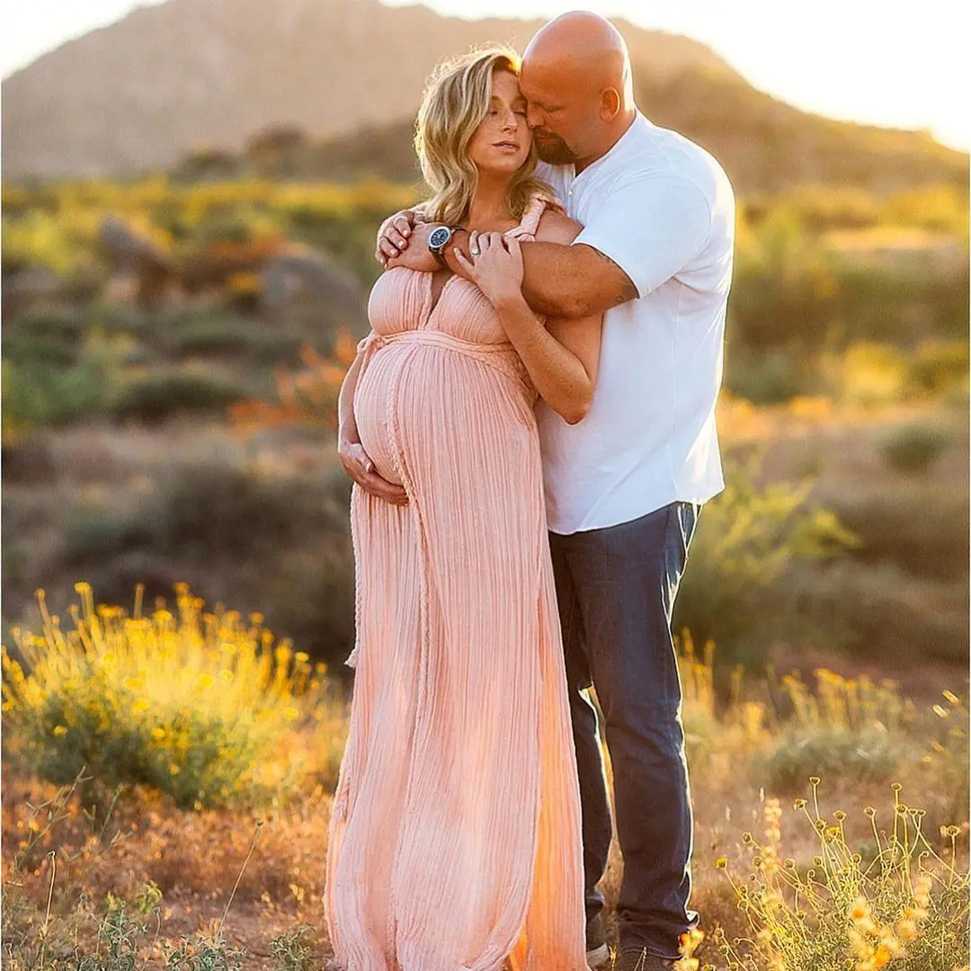 Allan posted a picture of their maternity photo shoot on Shari's birthday in 2020