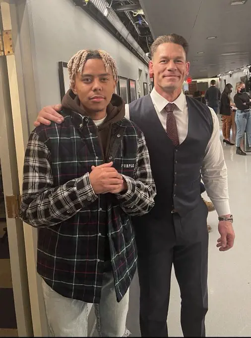 Cordae clikcs a photo with the wrestler and actor John Cena in 2022
